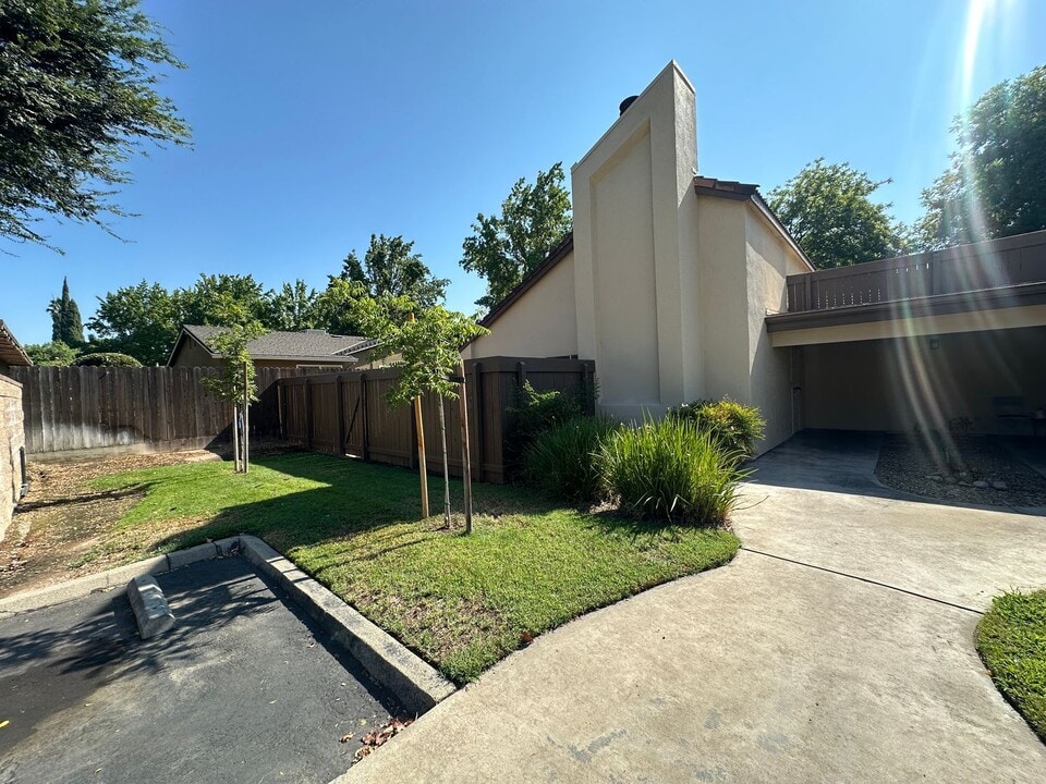 3701 Colonial Dr-Unit -1 in Modesto, CA - Building Photo