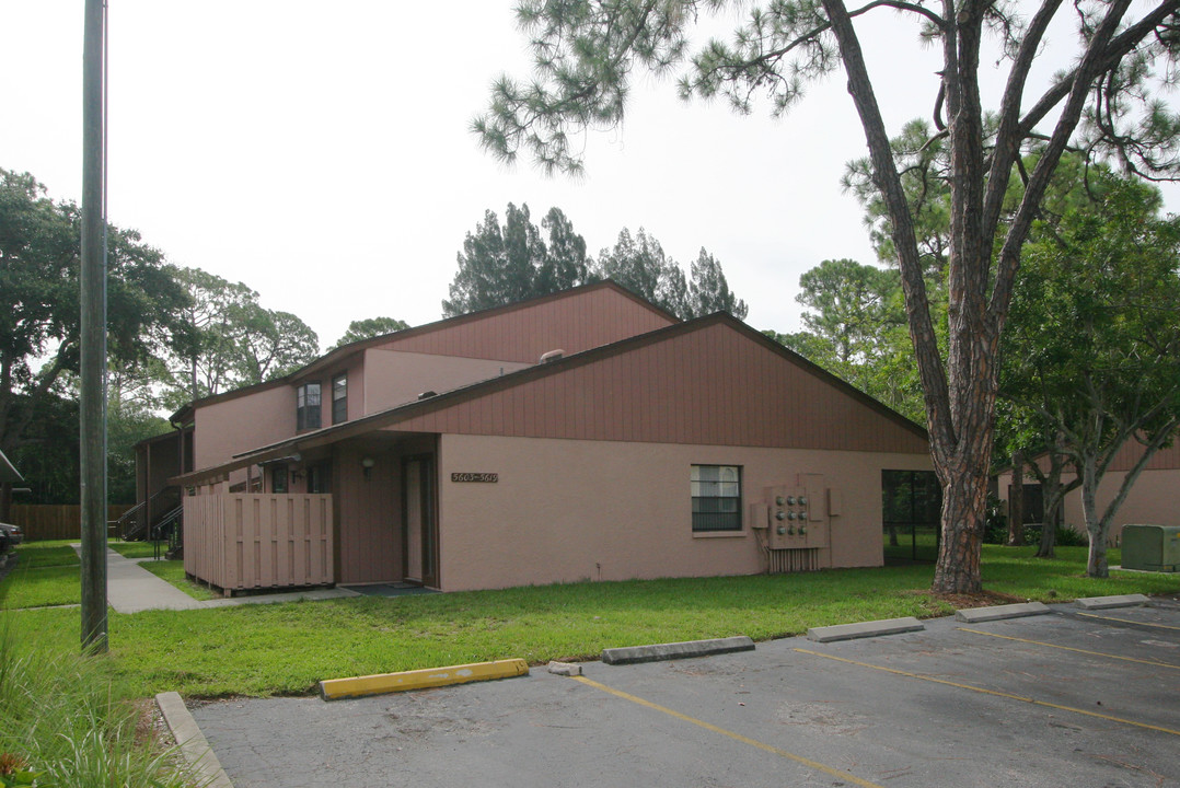 5603-5619 Summer Side Ln in Sarasota, FL - Building Photo