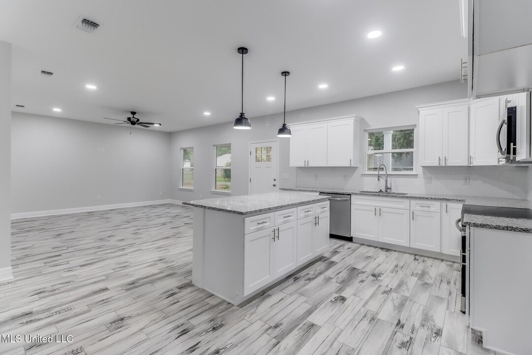 3121 Seahorse Rd in Gautier, MS - Building Photo