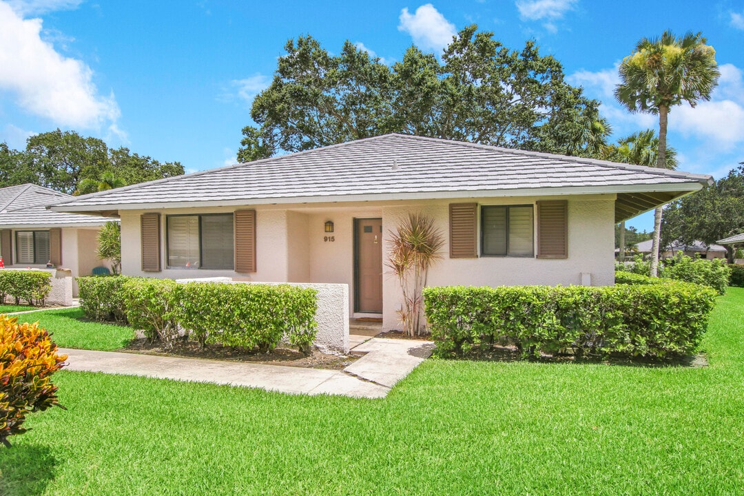 915 Club Dr in Palm Beach Gardens, FL - Foto de edificio