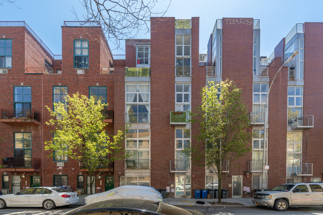 166 Scholes St in Brooklyn, NY - Foto de edificio
