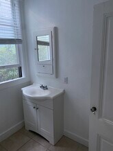 2427 J St, Unit 2427 J St Apt Upper West in Sacramento, CA - Foto de edificio - Building Photo