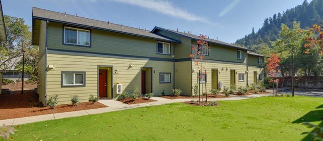 Village East Apartments in Springfield, OR - Building Photo - Building Photo