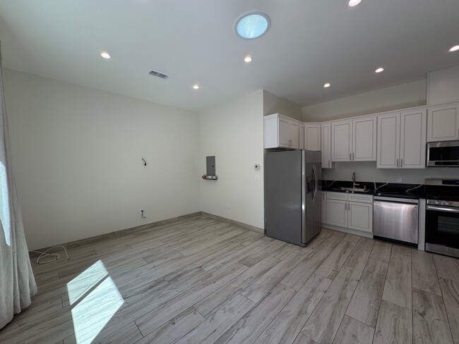 23110 Mulholland Dr in Los Angeles, CA - Foto de edificio - Building Photo