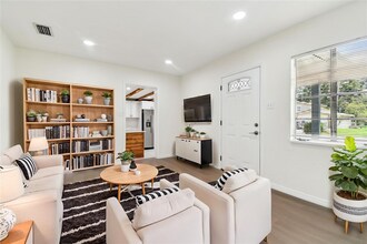 2211 E Hanna Ave in Tampa, FL - Building Photo - Building Photo