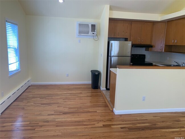 8 Hickory Rd-Unit -B in Port Washington, NY - Building Photo - Building Photo