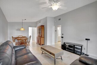 8182 SE Villa Way in Hobe Sound, FL - Building Photo - Building Photo