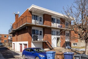 449 Branly Rue in Laval, QC - Building Photo