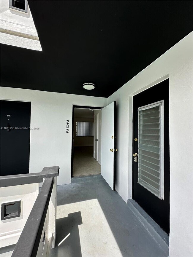 1715 N 16th Ave in Hollywood, FL - Building Photo - Building Photo
