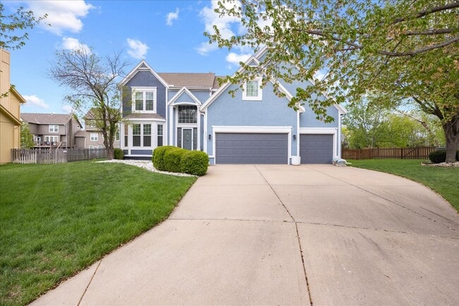 8004 W 146th St in Overland Park, KS - Foto de edificio - Building Photo