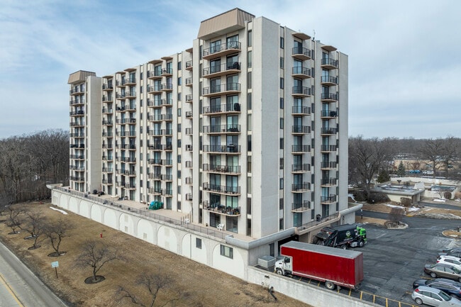 Brookwood on the Greens in Wood Dale, IL - Building Photo - Building Photo