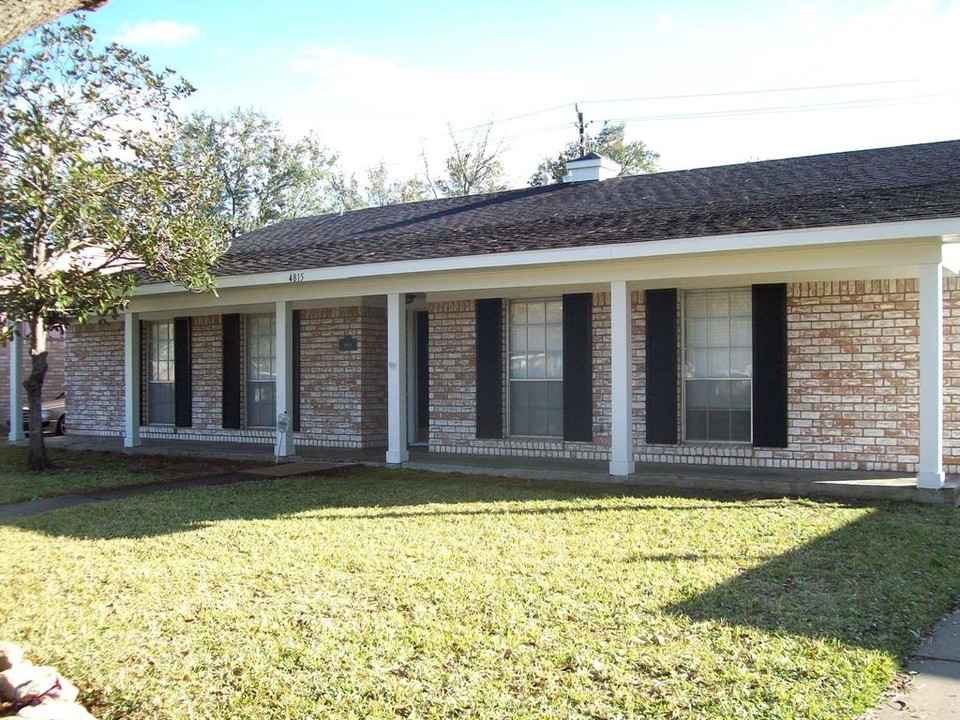 4815 Warm Springs Rd in Houston, TX - Building Photo