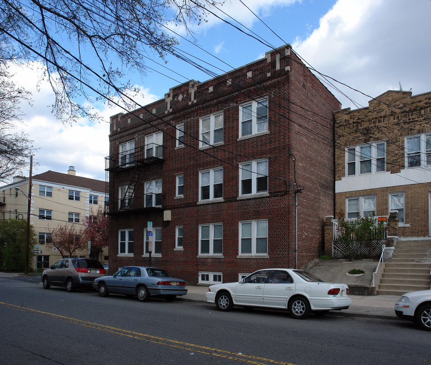 106 W 53rd Street in Bayonne, NJ - Foto de edificio