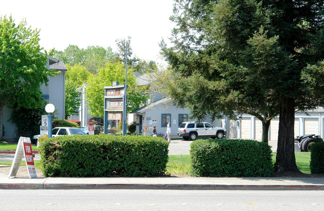 Creekside Apartments in Santa Rosa, CA - Building Photo - Building Photo