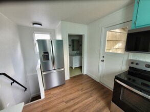 1574 SE Sherrett Street in Portland, OR - Foto de edificio - Building Photo