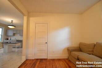 10 Bucknam St, Unit 1 in Boston, MA - Foto de edificio - Building Photo