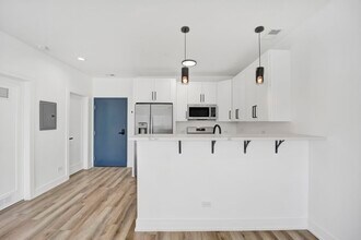 4350 W Lawrence Ave in Chicago, IL - Foto de edificio - Building Photo