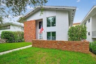 537 Menendez Ave in Coral Gables, FL - Foto de edificio - Building Photo