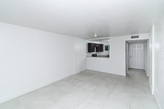 Prestige Vista in North Miami, FL - Building Photo - Building Photo