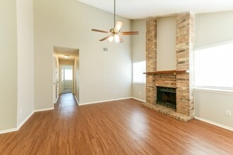 13630 Alon Ln in Houston, TX - Foto de edificio - Building Photo