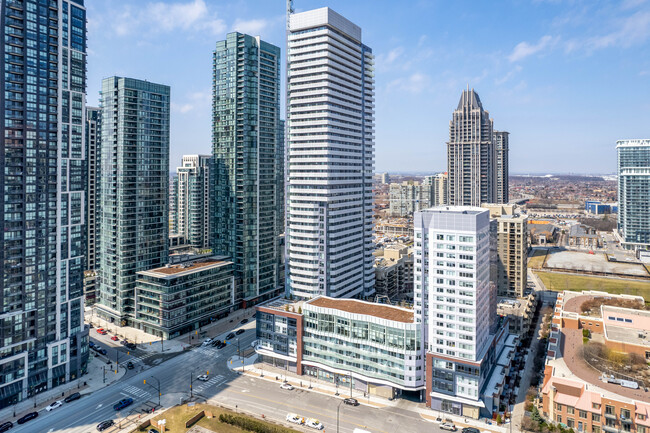 360 City Centre Dr in Mississauga, ON - Building Photo - Building Photo