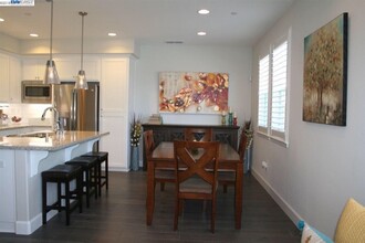 3502 Serra Cir in Pleasanton, CA - Foto de edificio - Building Photo