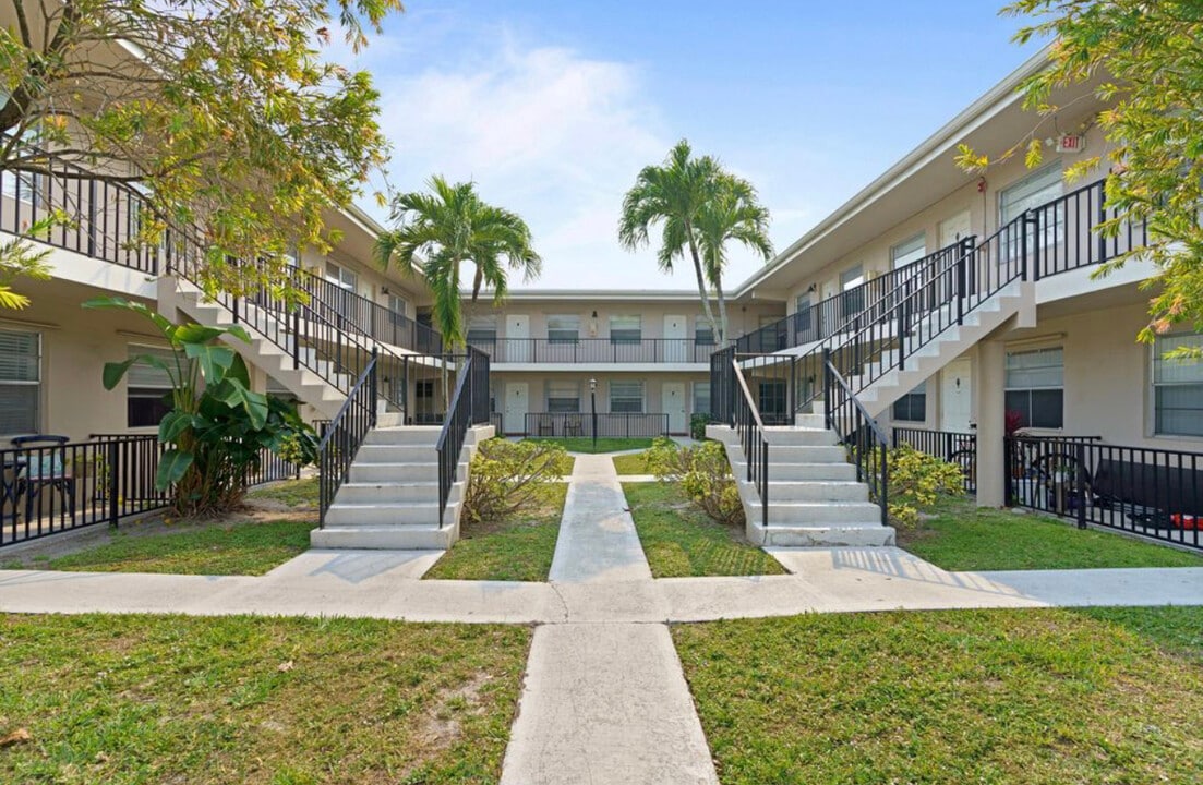 1210 Old Boynton Rd, Unit 104 in Boynton Beach, FL - Foto de edificio