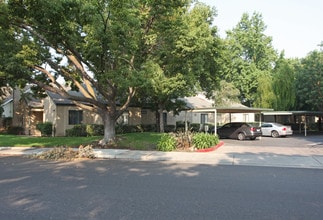 Northwood Place Apartments in Modesto, CA - Foto de edificio - Building Photo