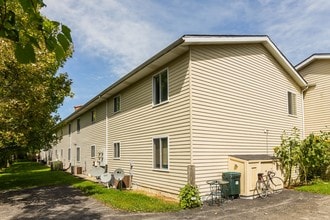 Legion Court in Wauconda, IL - Foto de edificio - Building Photo