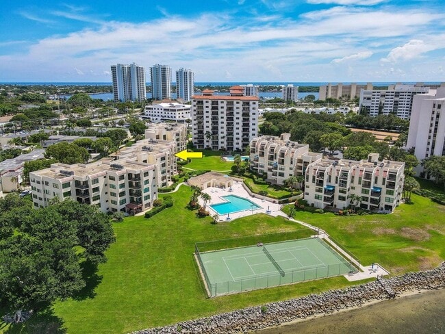 372 Golfview Rd, Unit 201 in North Palm Beach, FL - Building Photo - Building Photo