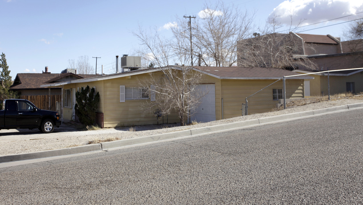 360 W Grace St in Barstow, CA - Building Photo