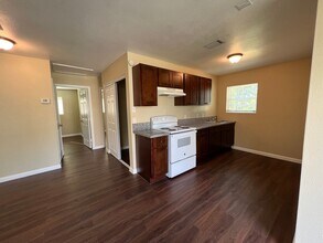 740 E Caston St in Beaumont, TX - Building Photo - Building Photo