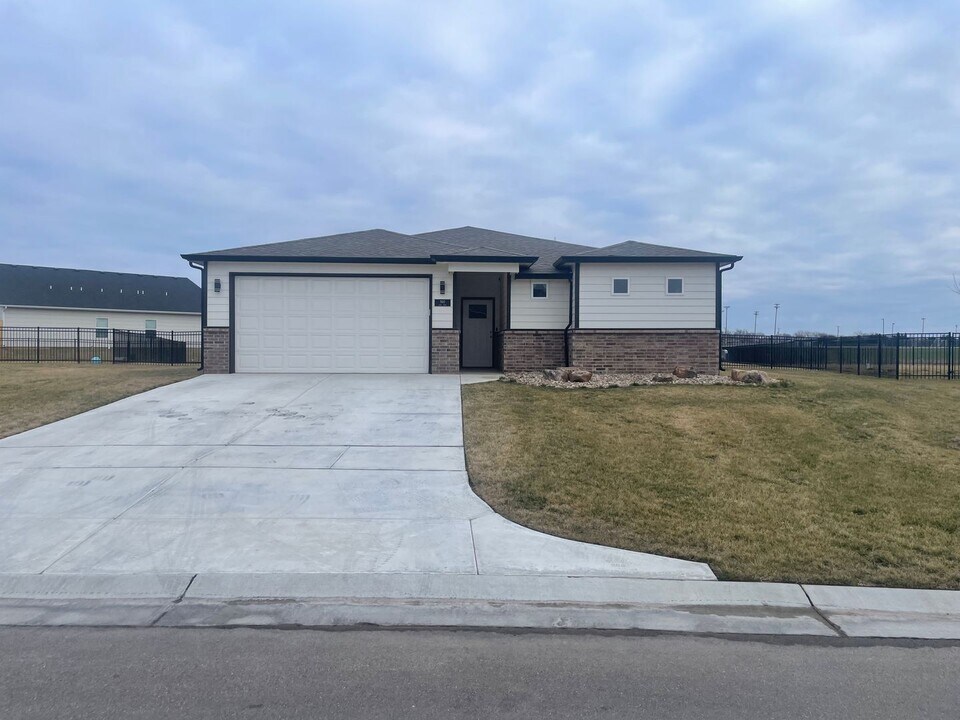 960 Long Path Ct in Goddard, KS - Building Photo