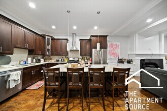 1324 W Grand Ave in Chicago, IL - Building Photo - Building Photo