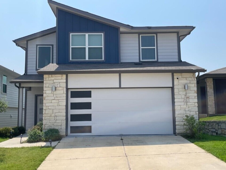 7701 Lowenfield Dr in Austin, TX - Building Photo