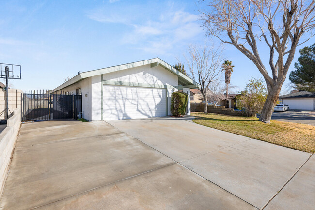 841 Landsford St in Lancaster, CA - Building Photo - Building Photo