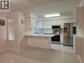 983 Peach Blossom Crescent in Windsor, ON - Building Photo - Building Photo