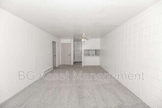 944 Fletcher Ln in Hayward, CA - Foto de edificio - Building Photo