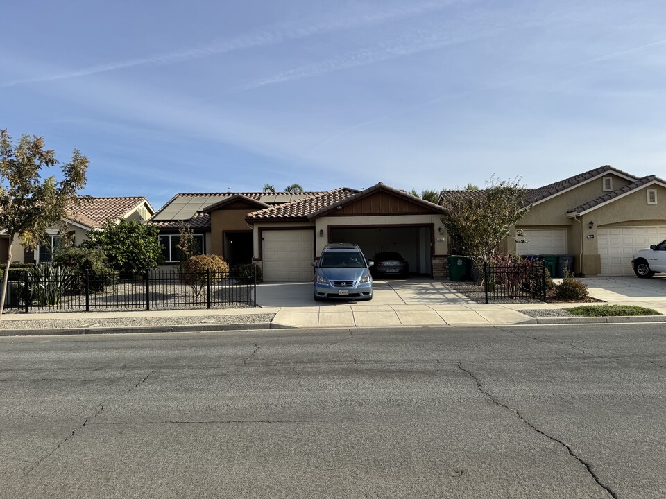 1618 Oak St in Los Banos, CA - Foto de edificio