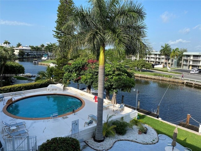 467 Golden Isles Dr in Hallandale Beach, FL - Foto de edificio - Building Photo