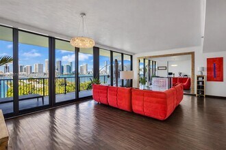 1000 Venetian Way, Unit 1106 in Miami Beach, FL - Building Photo - Building Photo