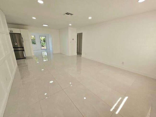 7304 Westwood Dr in Tamarac, FL - Building Photo - Building Photo