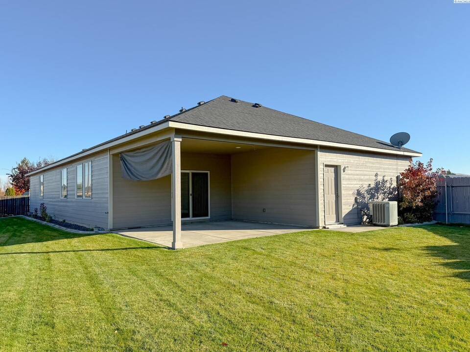 5998 Birchwood St in West Richland, WA - Foto de edificio