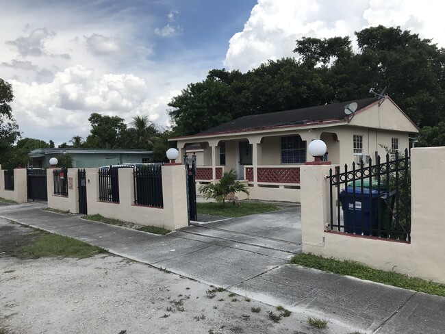 1065 NW 140th St in Miami, FL - Building Photo - Building Photo