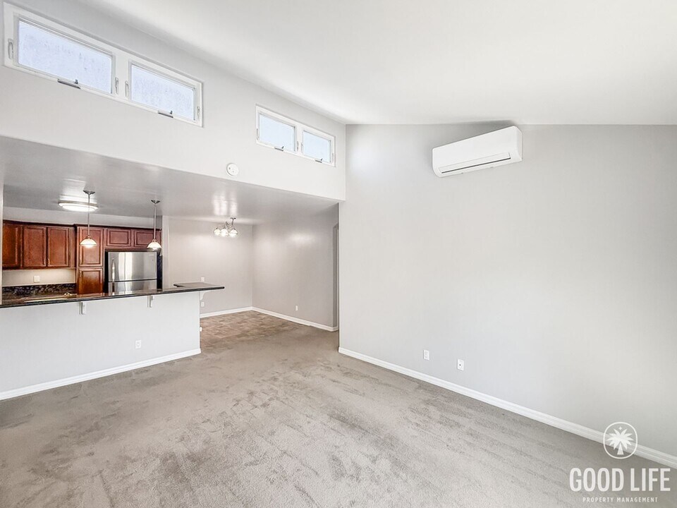5402 Balboa Arms Dr in San Diego, CA - Building Photo
