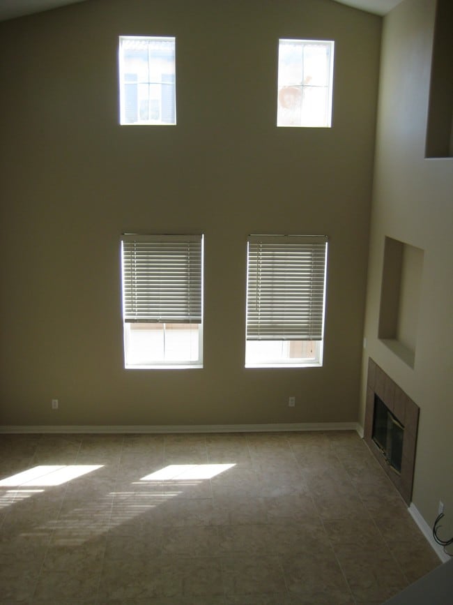 27049 Fairway Ln in Valencia, CA - Building Photo - Building Photo