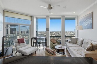 500 Throckmorton St in Fort Worth, TX - Foto de edificio - Building Photo