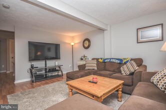 27 Cross Country Ct in Gaithersburg, MD - Building Photo - Building Photo