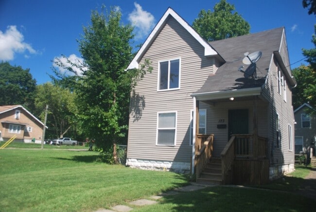 123 E Howard St in Pontiac, MI - Building Photo - Building Photo