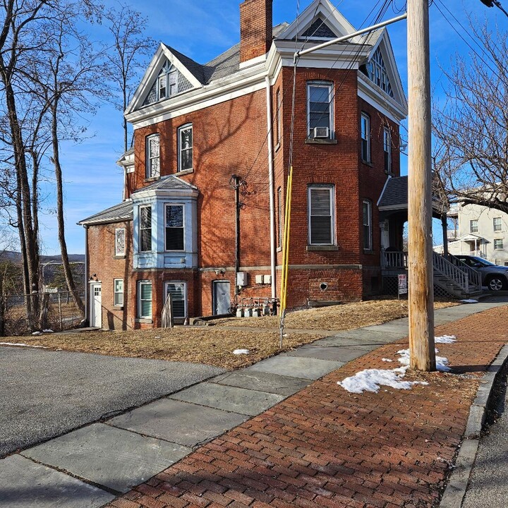 28 S Clover St in Poughkeepsie, NY - Building Photo